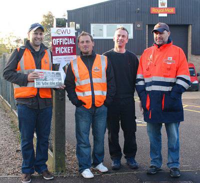 655px-Striking_postmen_at_the_Royal_Mail_Bowthorpe_depot_in_2009_0.jpg