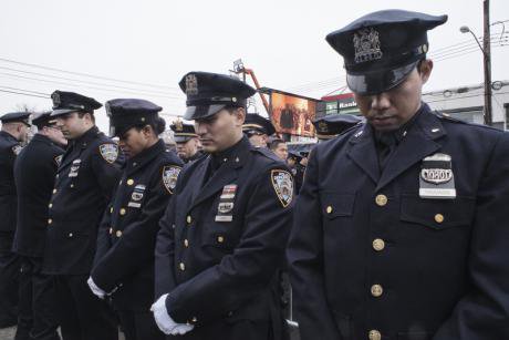 Police officers turn their backs on de Blasio at the funeral of Wenjian Liu. Demotix/Georgio Savona. All rights reserved.