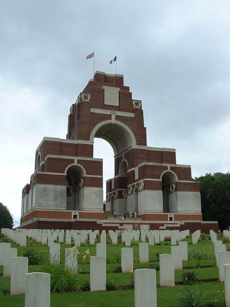 675px-Thiepval_Memorial_to_the_missing.jpg