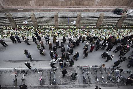 Danes commemorate victim outside Synagogue in Copenhagen