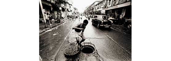 Cleaning drains, Mumbai (Photo © Sudharak Olwe 2003)
