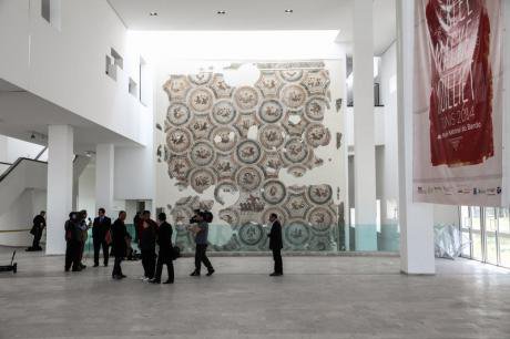 Tunisian police investigate Bardo museum attack.