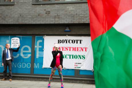 BDS activists protest outside UNICEF-UK, April 2015.