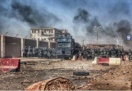 7 - Police force investing the town of Ain Salah - Source- Ain Salah Sun & Power.jpg
