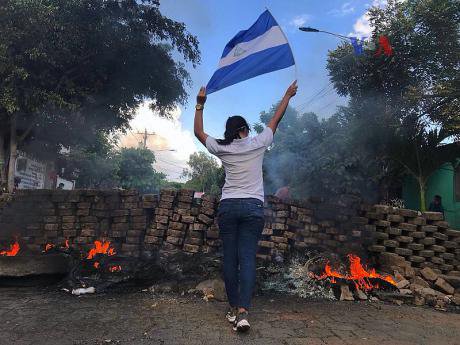 800px-2018_Nicaraguan_protests_-_woman_and_flag.jpg