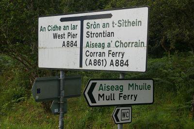 800px-Bilingual_Gaelic-English_road_sign_in_Scotland.jpg