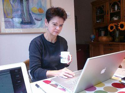 800px-Diane_Coyle_at_work_with_Apple_laptop-9Oct2009.jpg