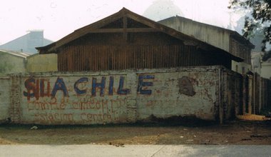 800px-Graffiti_from_1989_Chile_plebiscite_on_continued_rule_by_Pinochet.jpg