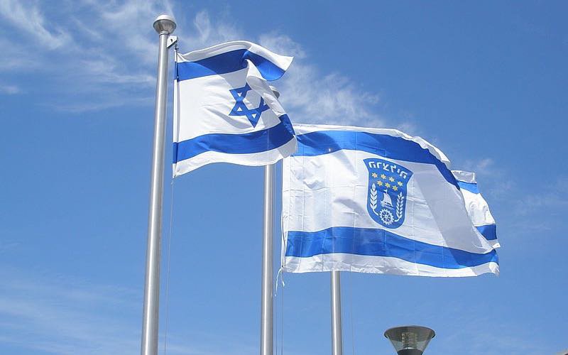 800px-Israel_flag_and_Herzliya_flag ed.jpg