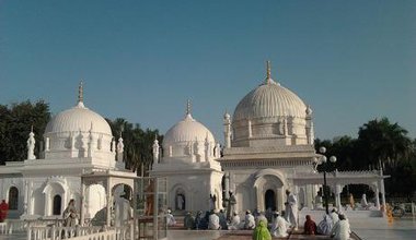 800px-Mausoleum_Dawoodi_Bohra_Duwat,Burhanpur_era.jpg