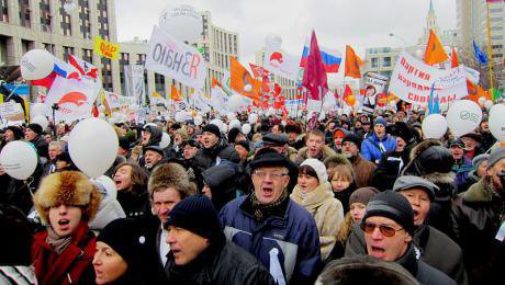 800px-Moscow_rally_24_December_2011,_Sakharov_Avenue_-8.jpg