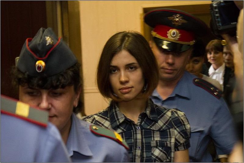 800px-Nadezhda_Tolokonnikova_%28Pussy_Riot%29_at_the_Moscow_Tagansky_District_Court_-_Denis_Bochkarev.jpg