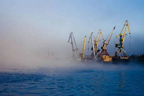 800px-Речной_порт_Нефтеюганска.jpg