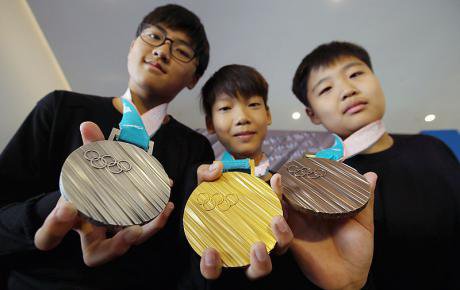 800px-Samples_of_the_Olympic_medals_XXIII_of_the_Olympic_winter_Games_2018_in_Pyeongchang.jpg