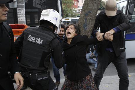 Istanbul police suspend students protesting against YOK, November 2015. 
