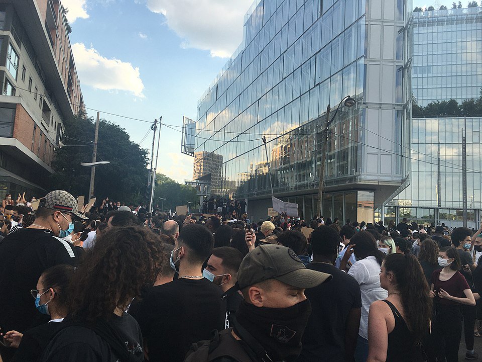 Foule (façade sud du tribunal) dans la manifestation organisée le 2 juin 2020 devant le tribunal judiciaire de Paris par le comité Adama.