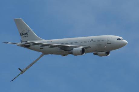 Airbus A310 with refueling system. Wikimedia/pjs2005. Some rights reserved. 