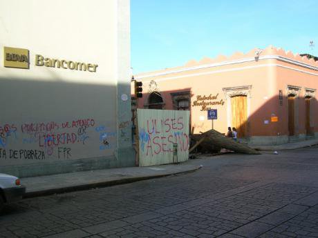 APPO barricade in Oaxaca, June 2006. Wikimedia/public domain.
