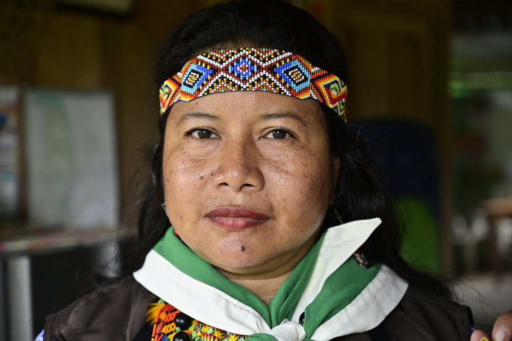 Adiela Jineth Mera Paz posa para retrato com vestimenta tradicional
