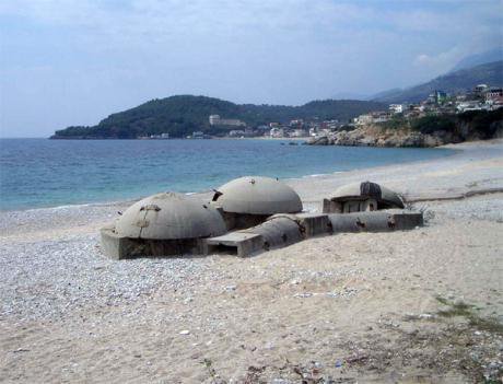 Albania_triple_bunker_0.jpg