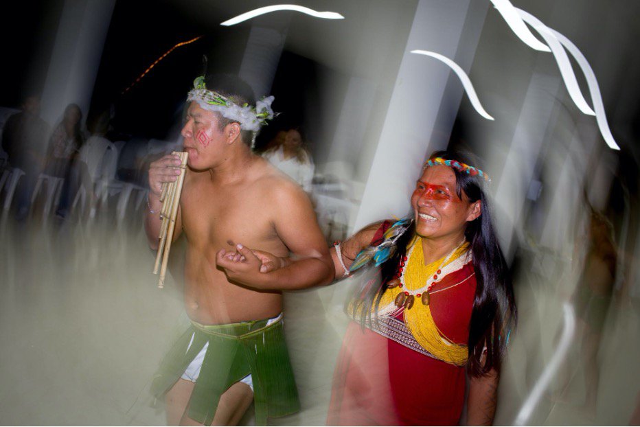 Alicia cahuiya e outro indígena dançando