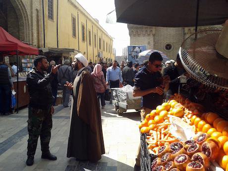 Animated conversations and fresh juice in Baghdad. Ali Ali. All rights reserved.