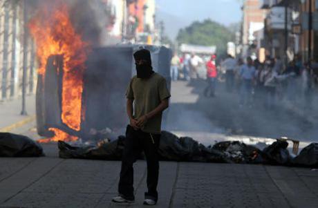 Scene from the APPO clashes with the state government in Oaxaca, June 2006. Wikimedia/Trebolbit. Some rights reserved.