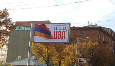 Политический плакат с словом «Да!» на проспекте Баграмяна, Ереван.
