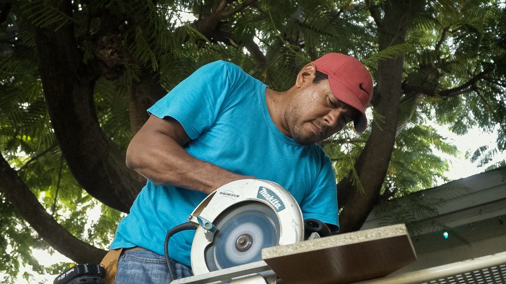 Aruba_Ronald trabajando en carpintería.jpg
