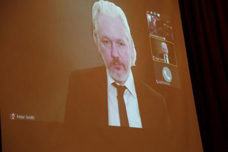 Assange at the Pregrsssive LÑatin AMerican encounter, September 2015.jpg