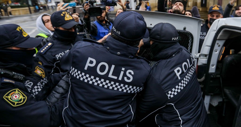 Azerbaijan_police_at_protest.2e16d0ba.fi