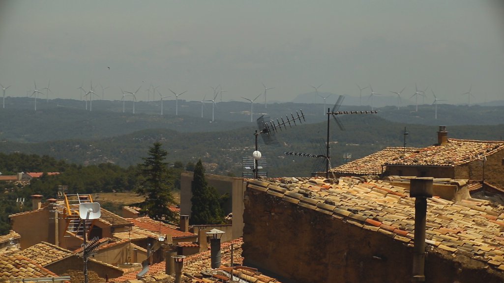 Casas rurais com funda de turbinas eólicas