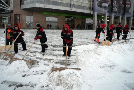 Central Asian workers clean moscow&#39;s freezing streets.