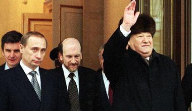 Vladimir Putin with Boris Yeltsin on 31 December 1999. 