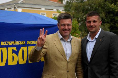 В борьбе с коррупцией Олег Тягнибок (справа, с братом Андрей) активно пропагандирует смертную казнь 