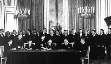 German Chancellor Konrad Adenauer and French President Charles de Gaulle signing the Elysée Treaty on 22 January 1963. Wikimedia Commons/German Federal Archive. Some rights reserved.