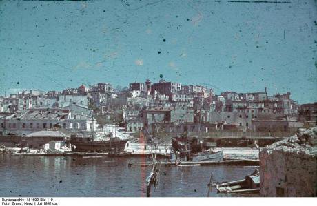 Севастополь, разрушенный в результате немецкой бомбардировки. Крым сильно пострадал от войны.