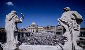 Piazza San Pietro nella città del Vaticano.