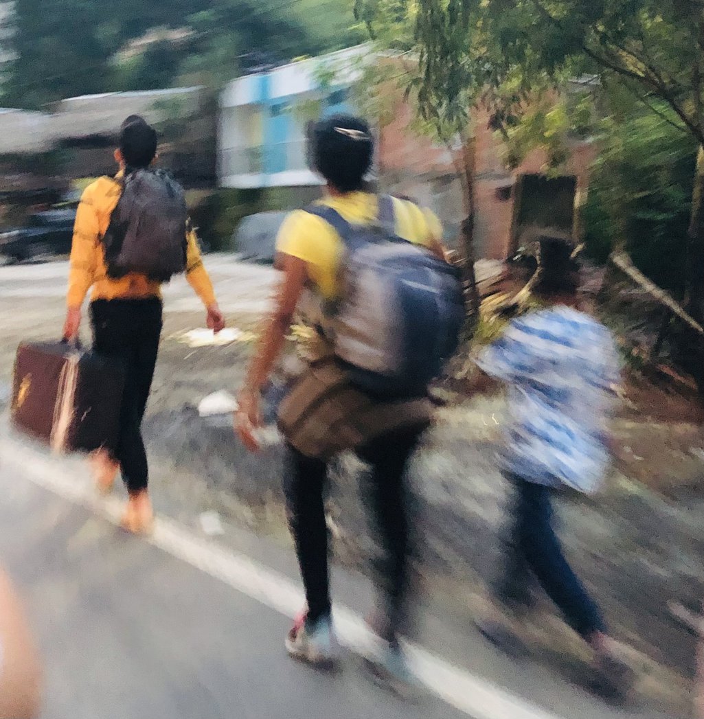 Migrantes venezolanos caminando por la carretera hacia Bucaramanga, Colombia