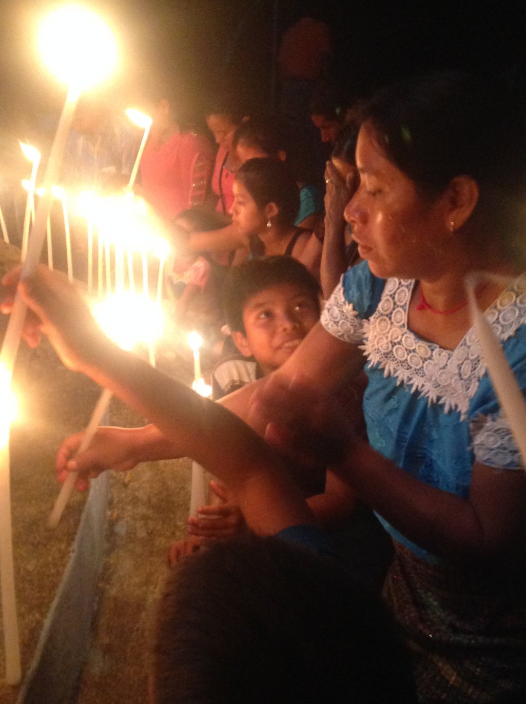 Señoras y niñas con las velas en el año 2016 en la aldea Cuarto Pueblo, en el departamento del Quiché, Guatemala.