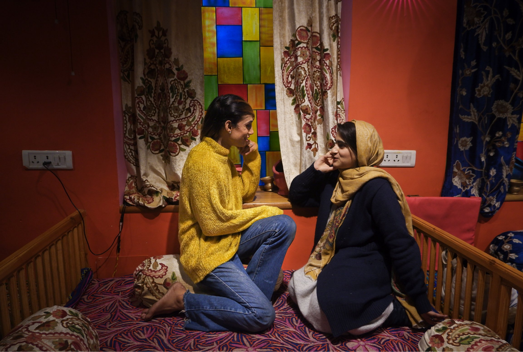 Manu talking with a friend in a café in Srinagar