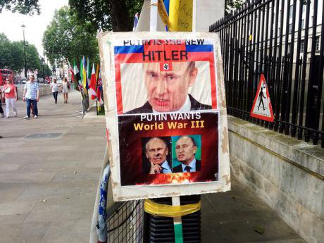 «Путин – новый Гитлер». Плакат на митинге в поддержку Украины на Уайтхолле, Лондон