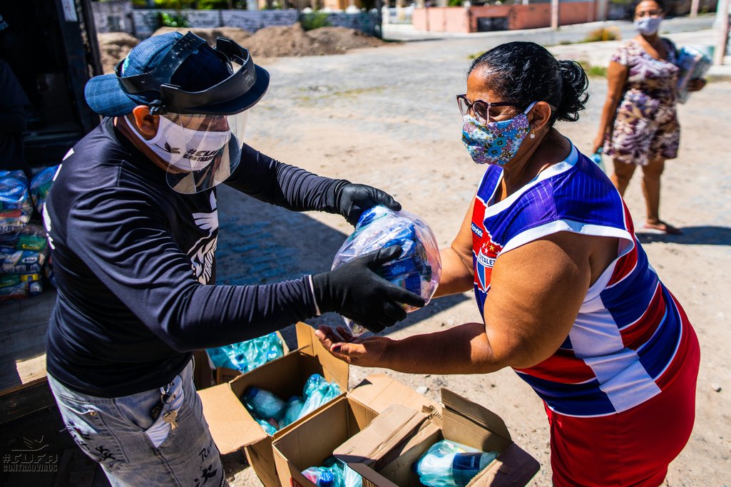 Voluntários da CUFA distribuem cestas básicas para moradores de favelas