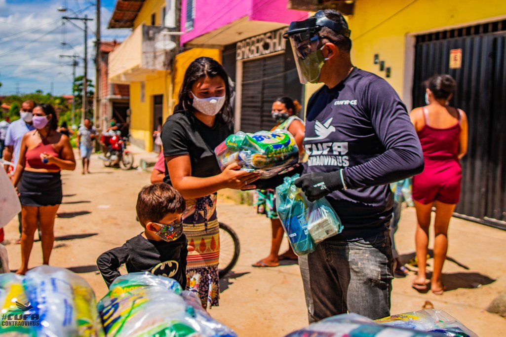 Voluntários da CUFA distribuem cestas básicas para moradores de favelas
