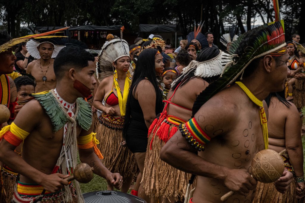 A cacica Ãngohó Pataxó dança rodeada de outros indígenas