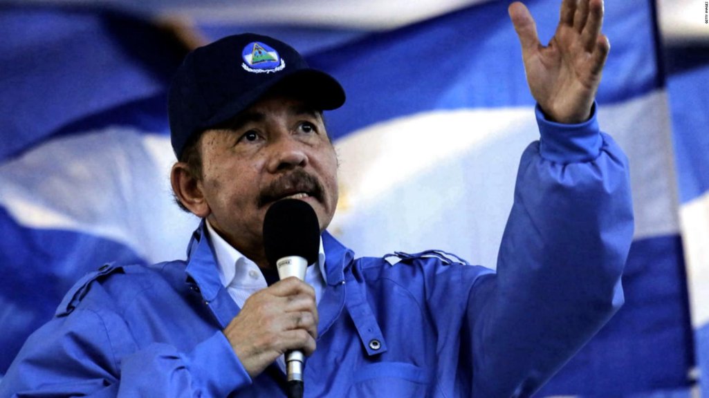 Daniel Ortega, presidente de Nicaragua con la bandera de Nicaragua de fondo.