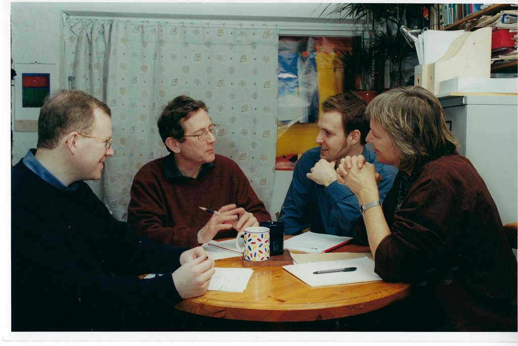 David Hayes, Anthony Barnett, Paul Hilder i Susan Richards na spotkaniu poświęconym planowaniu openDemocracy na początku 2001 r. – zanim publikacja miała własne biuro