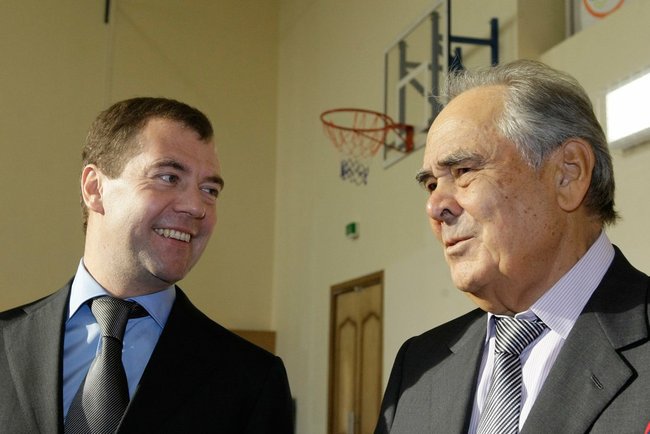 Dmitry_Medvedev_and_Mintimer_Shaymiev_2009-10-23.jpg