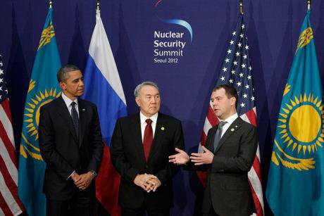 President Nazarbayev stands next to Dmitri Medvedev and Barack Obama at Seoul Nuclear Security Summit