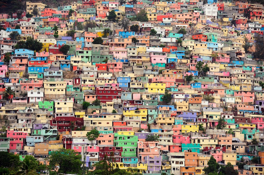 Casas coloridas em morro de Porto Príncipe